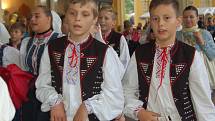 MARIÁNKY PATŘILY FOLKLORU. Mezinárodní folklorní festival Mariánský podzim se tradičně uskutečnil v Mariánských Lázních. Kromě vystoupení na kolonádě nebo v anglikánském kostele měli místní i hosté možnost spatřit krásu lidových krojů při průvodu městem. 