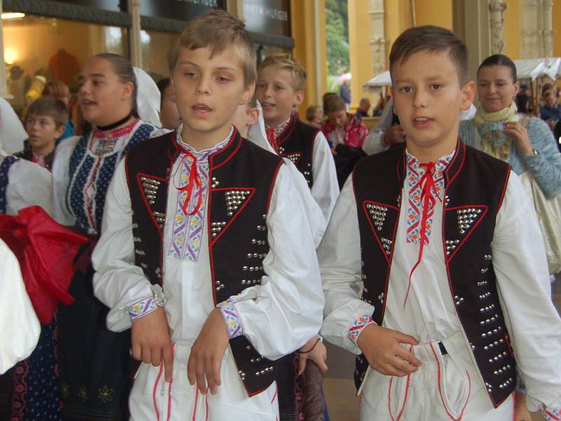 MARIÁNKY PATŘILY FOLKLORU. Mezinárodní folklorní festival Mariánský podzim se tradičně uskutečnil v Mariánských Lázních. Kromě vystoupení na kolonádě nebo v anglikánském kostele měli místní i hosté možnost spatřit krásu lidových krojů při průvodu městem. 