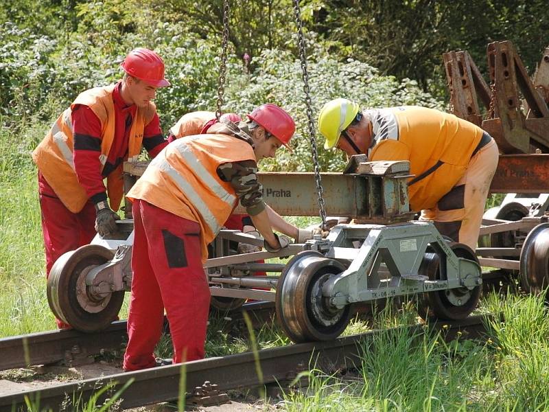 PRÁCE NA POSLEDNÍ ČÁSTI třetího tranzitního koridoru na trati Cheb Cheb státní hranice jsou v plném proudu. Stavebníci právě nyní připravují okolí kolem trati pro novou etapu. 