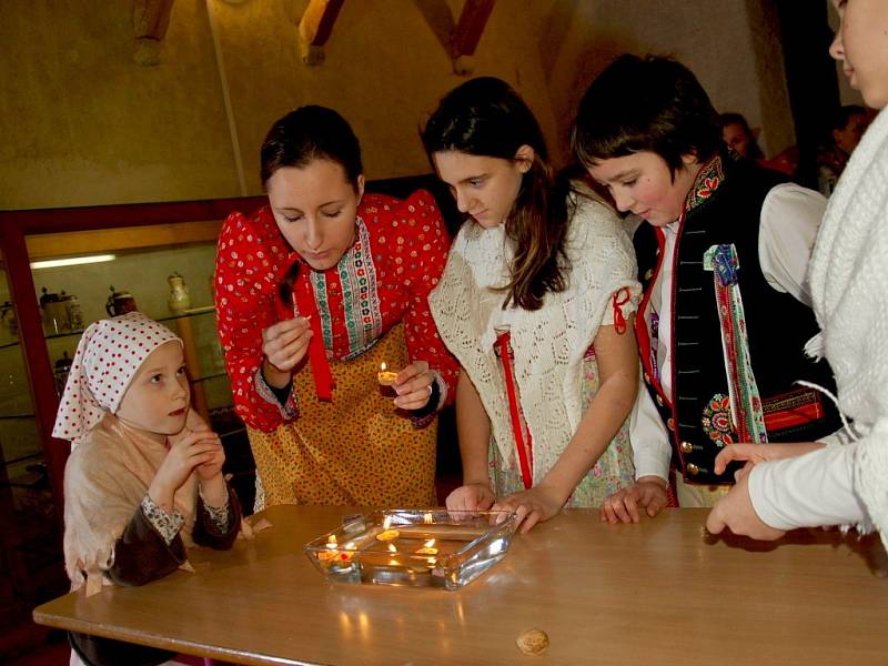 Vystoupení folklorního souboru Marjánek přitáhlo řadu návštěvníků na hrad Seeberg v Ostrohu.