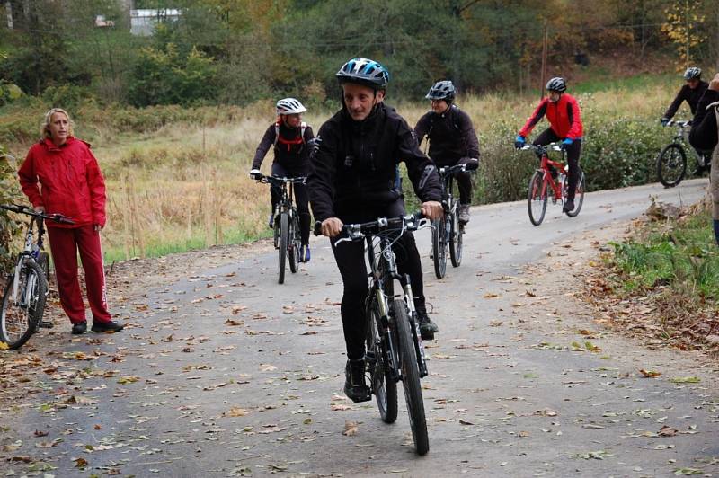 CYKLISTÉ, kteří přišli slavnostně otevřít novou cyklostezku z Doubravy u Aše do Saska, měli možnost ji ihned vyzkoušet. 