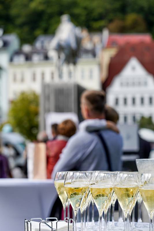 Rotary klub Karlovy Vary oslavil 30. výročí znovuzaložení karlovarského klubu slavnostním setkáním u Jezdecké sochy Karla IV..