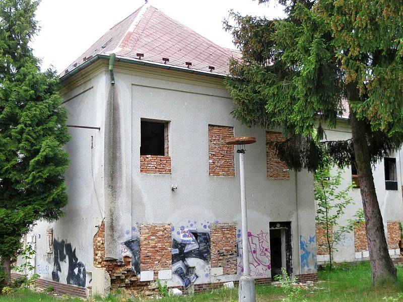 Výletní restaurace Myslivna u Chebu, kam chodili celé rodiny na oběd a za zábavou, byla zdemolována v roce 2013. Dnes ruiny, které na místě zůstaly zarůstají nálety a plevely.