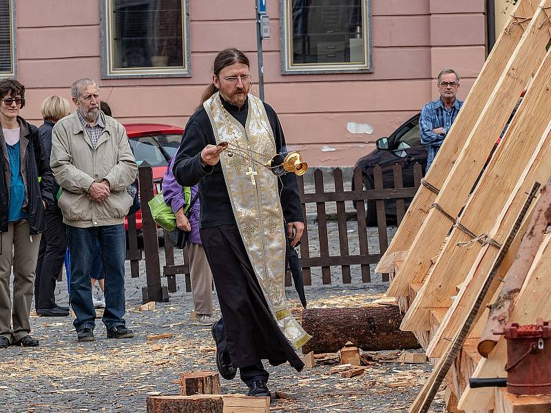 Obecní pec na chleba vyroste během následujících týdnů v komunitní zahradě v Májové ulici v Chebu. Na zakrytí pece bude využita unikátní replika krovu presbytáře františkánského kláštera.