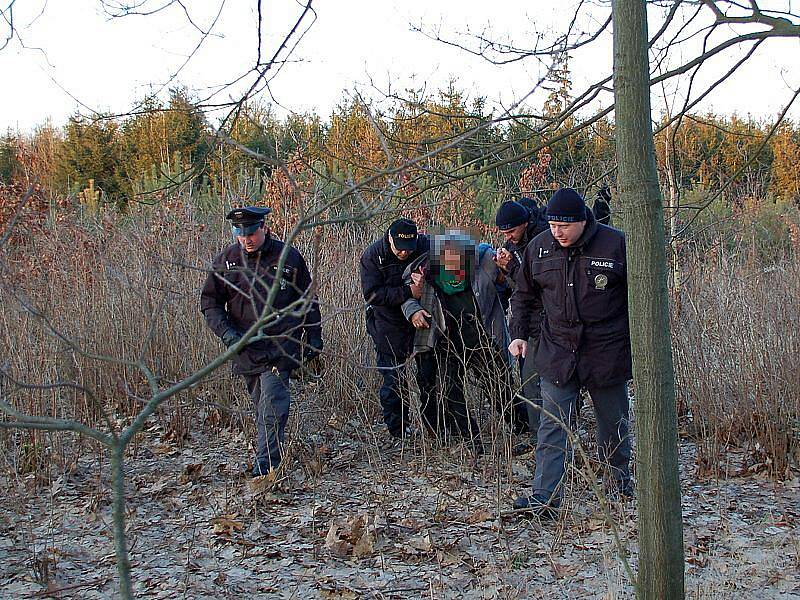 POLICISTÉ našli pohřešovanou ženu v lese u Zátiší nedaleko Františkových Lázní. 