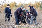 POLICISTÉ našli pohřešovanou ženu v lese u Zátiší nedaleko Františkových Lázní. 