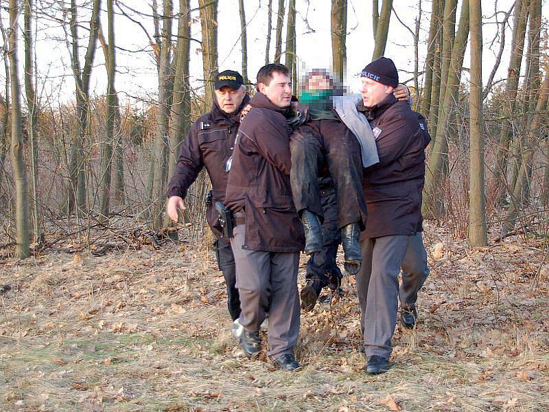 POLICISTÉ našli pohřešovanou ženu v lese u Zátiší nedaleko Františkových Lázní. 