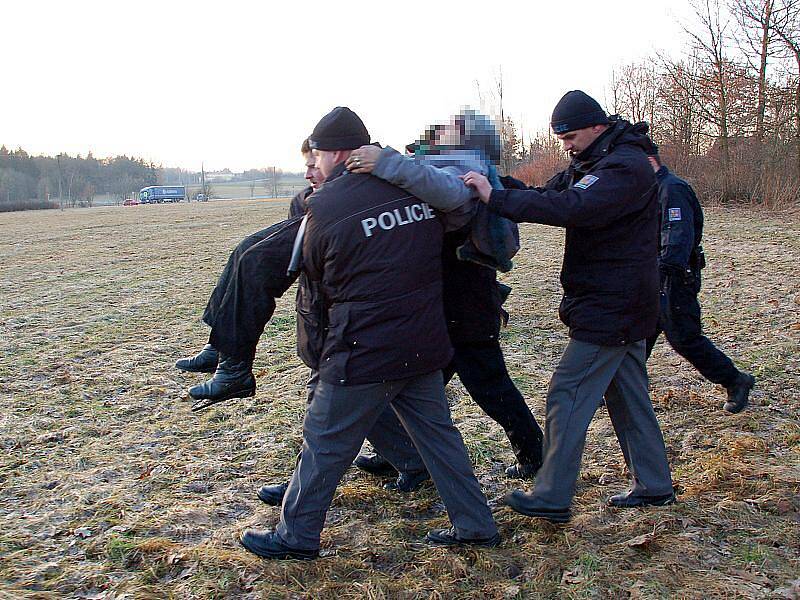 POLICISTÉ našli pohřešovanou ženu v lese u Zátiší nedaleko Františkových Lázní. 