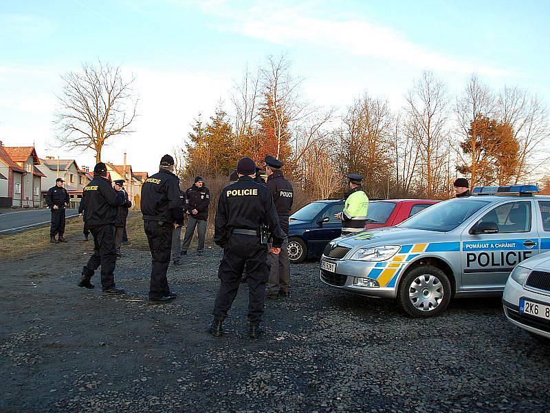 POLICISTÉ našli pohřešovanou ženu v lese u Zátiší nedaleko Františkových Lázní. 