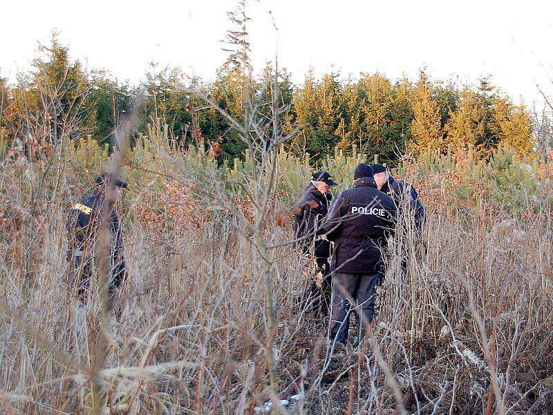 POLICISTÉ našli pohřešovanou ženu v lese u Zátiší nedaleko Františkových Lázní. 