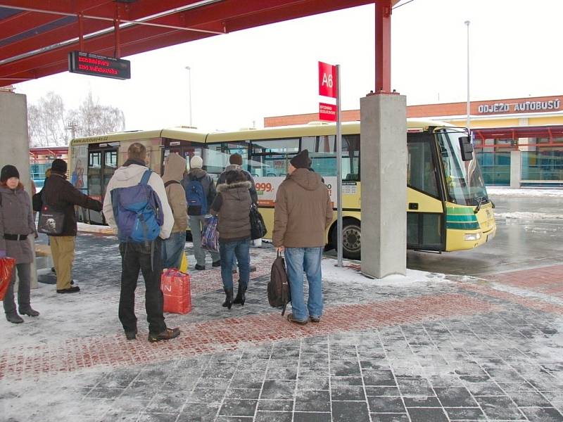 CESTUJÍCÍ NEJEN Z CHEBU si nemohou nový terminál vynachválit. Včera využili hned několika autobusových spojů. 