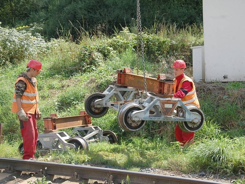 PRÁCE NA POSLEDNÍ ČÁSTI třetího tranzitního koridoru na trati Cheb Cheb státní hranice jsou v plném proudu. Stavebníci právě nyní připravují okolí kolem trati pro novou etapu. 