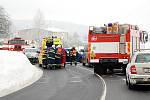 U Hazlova na Chebsku se srazila dvě osobní auta. Vozovka byla jako jeden led. Řidiče musela záchranná služba odvést do nemocnice.  
