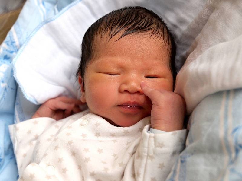 HUY BUI TA QUANG se narodil v sobotu 21. prosince v 11.05 hodin. Při narození vážil 3 410 gramů a měřil 51 centimetrů. Maminka Nhung a tatínek Quynh se těší z malého synka doma v Chebu.