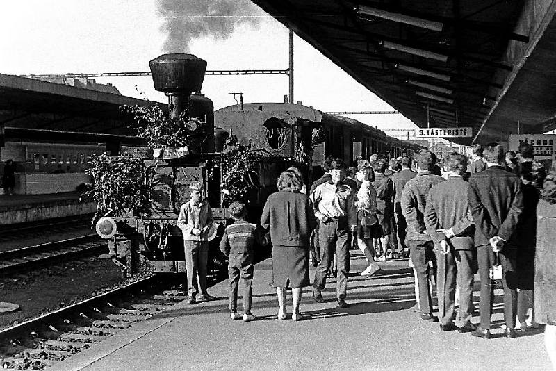 Takhle vypadalo chebské nádraží v 60. letech minulého století.