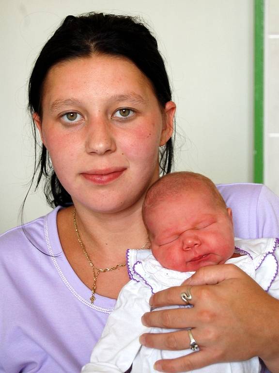 SIMONA JAROŠOVÁ z Křižovatky se narodila v chebské porodnici 24. července ve 3.10 hodin. Měřila 50 centimetrů a vážila 3,45 kilogramu