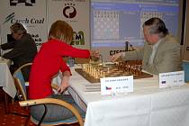 Šokující porážku si hned z první šachové partie s mladou českou šachistkou Janou Jackovou odnesla šachová legenda Anatolij Karpov.