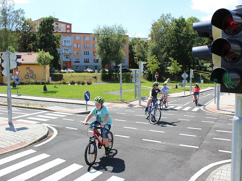 Děti z Chebska si užily další jedinečný příměstský tábor v Domě dětí a mládeže Sova v Chebu. Během týdne si vylezly na horolezeckou stěnu, svezly se na kánoích, povozily se na koních anebo si vyšláply do terénu, kde hledaly různé indicie.