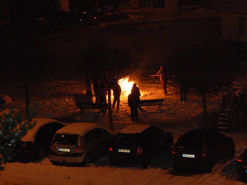 BUJARÉ OSLAVY PŘÍCHODU ROKU 2015 si na františkolázeňské Národní třídě užily stovky občanů. Nechyběly ani tradiční vášnivé novoroční polibky. 