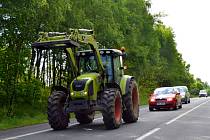 MENŠÍ KOLONY SE tvořily také na Chebsku, kde na protest proti zrušení zelené nafty vyjeli zemědělci         s třemi desítkami strojů.  		