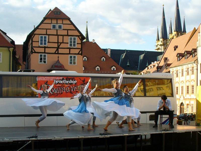 Ukázky světových tanců na chebském náměstí Krále Jiřího z Poděbrad