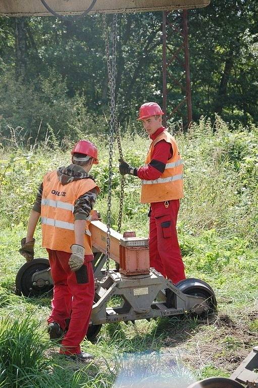 PRÁCE NA POSLEDNÍ ČÁSTI třetího tranzitního koridoru na trati Cheb Cheb státní hranice jsou v plném proudu. Stavebníci právě nyní připravují okolí kolem trati pro novou etapu. 