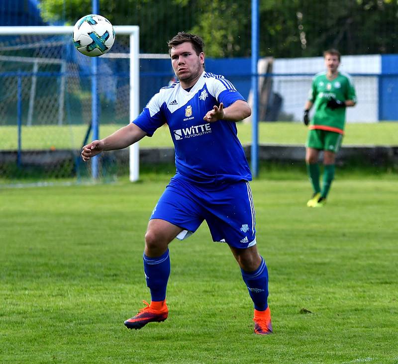 Nejdecký FK udolal před svými fanoušky Františkovy Lázně (ve žlutém) v poměru 2:1.