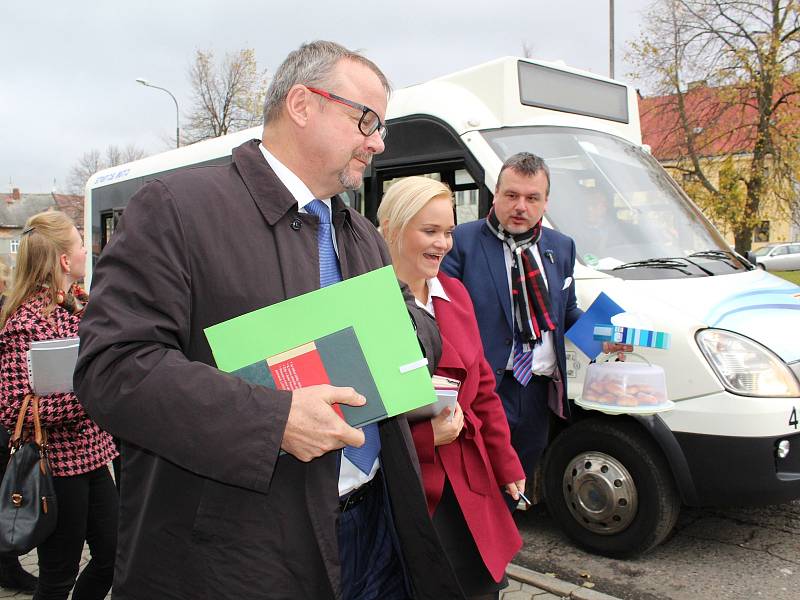 Své názory prezentovali lídři stran a hnutí kandidujících v Karlovarském kraji před veřejností v Bochově. A jak je publikum hodnotilo? Z průzkumu Deníku vyplynulo, že nejvíce zaujali Petr Zahradníček (TOP 09), Olga Haláková (KDU-ČSL) a Jan Bureš (ODS).