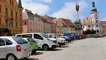 Semestrální práce studentů se zabývaly parkováním v předmostí i revitalizací náměstí, které je stále plné aut.