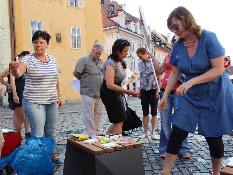 Na chebském náměstí Krále Jiřího z Poděbrad protestovala proti Andreji Babišovi zhruba stovka demonstrujících.