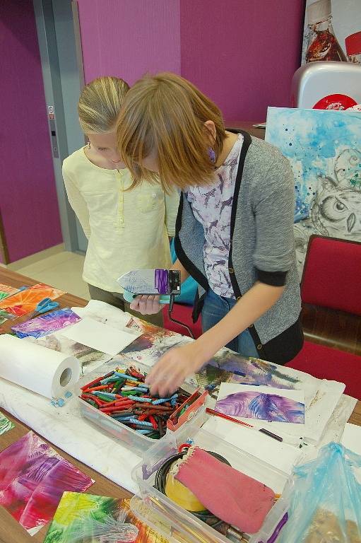 Celkem čtyřicet výtvarníků, řemeslníků a designérů se o víkendu sešlo v Kulturním centru Svoboda v Chebu.