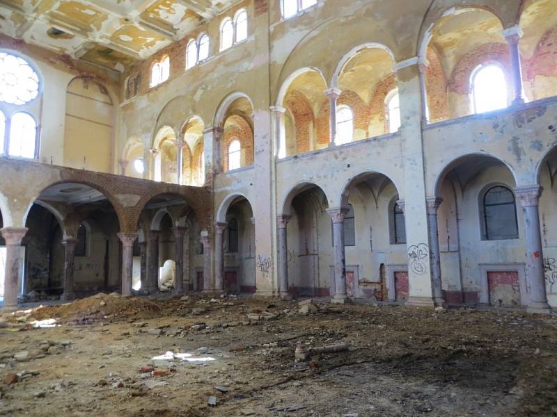 Demolice komplexu kláštera Milosrdných sester v Chebu. 
