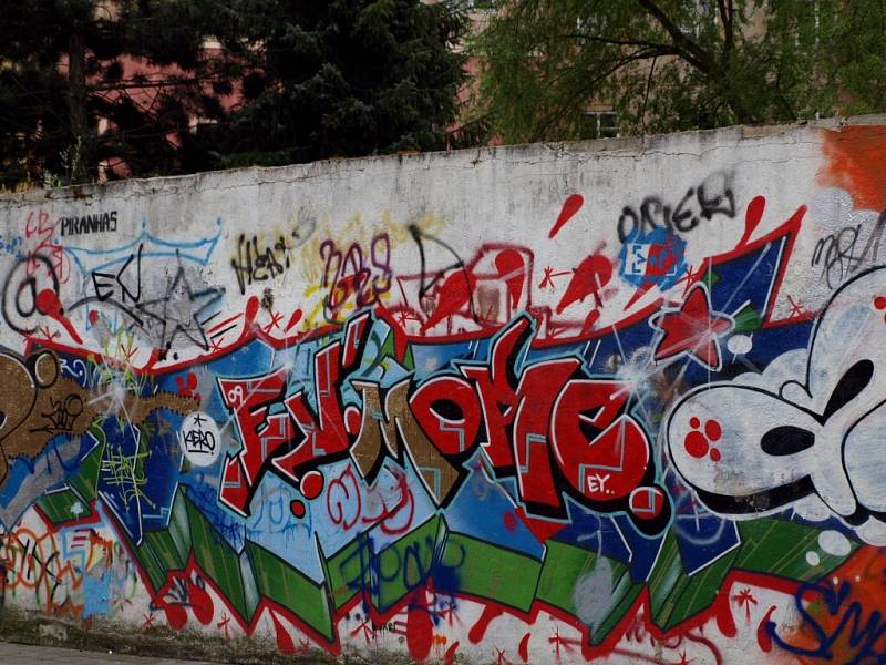Jediné místo, kde je v Chebu tolerováno sprejerství, je zeď v Křižovnické ulici