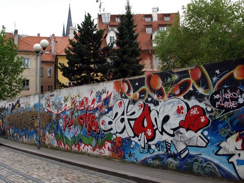 Jediné místo, kde je v Chebu tolerováno sprejerství, je zeď v Křižovnické ulici
