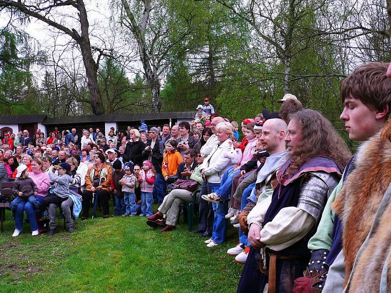 HRAD SEEBERG O VÍKENDU ožil Seebergskými hrami. Diváky bavila hudba, šermířské souboje, ale také třeba tance. Zahájení sezony na Seebergu si nenechalo ujít téměř 600  lidí. 