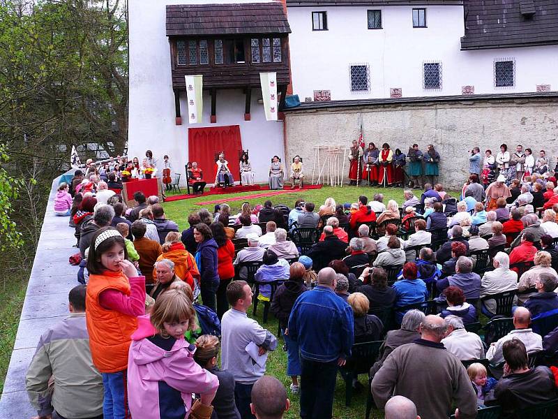 HRAD SEEBERG O VÍKENDU ožil Seebergskými hrami. Diváky bavila hudba, šermířské souboje, ale také třeba tance. Zahájení sezony na Seebergu si nenechalo ujít téměř 600  lidí. 