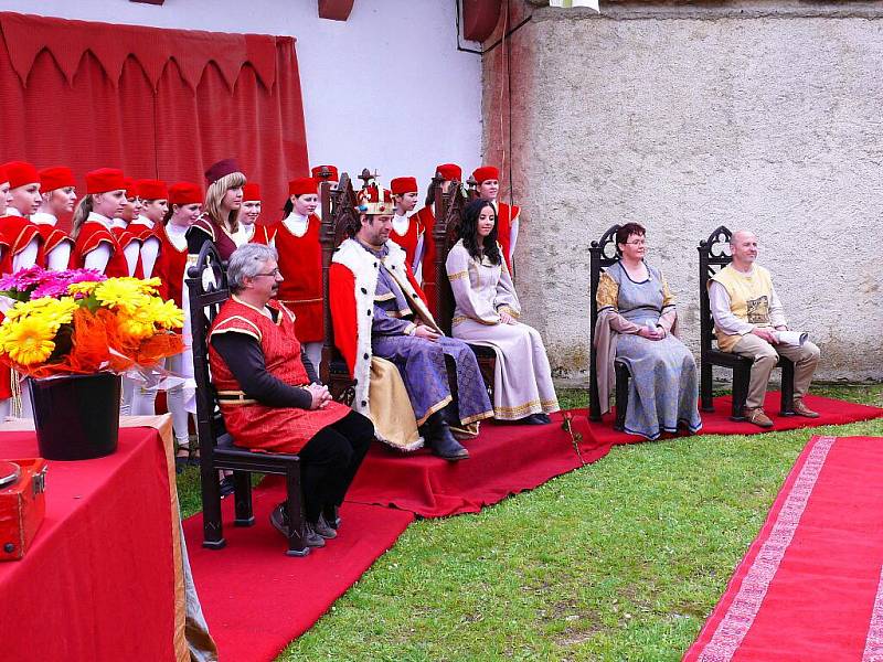 HRAD SEEBERG O VÍKENDU ožil Seebergskými hrami. Diváky bavila hudba, šermířské souboje, ale také třeba tance. Zahájení sezony na Seebergu si nenechalo ujít téměř 600  lidí. 