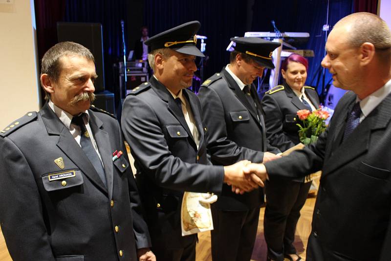 Ve velkém duchu se nesly oslavy 135. lety od založení Sboru dobrovolných hasičů v Boru u Karlových Varů. Součástí bylo i vysvěcení zbrusu nového praporu v kostele svaté Máří Magdalény.