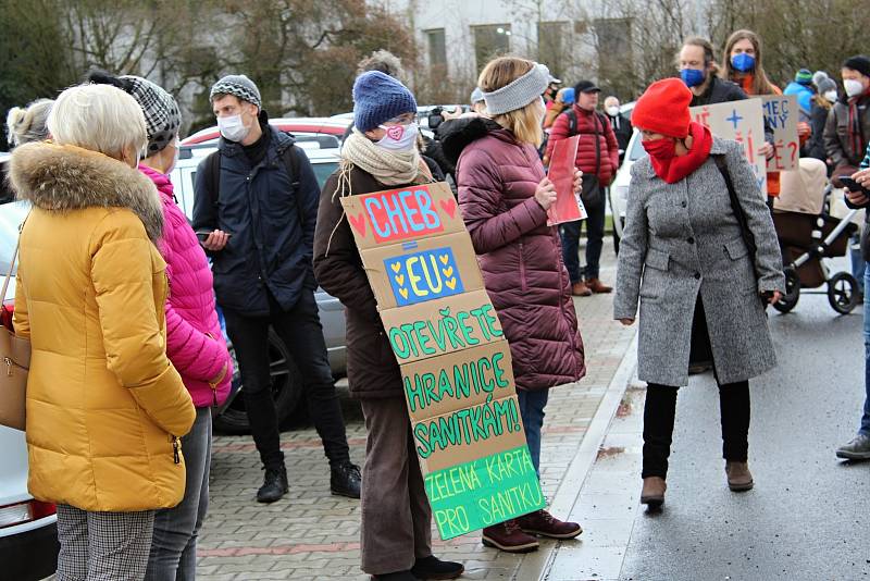 Ministr zdravotnictví Jan Blatný navštívil město Cheb. Jednal tu s lékaři o těžké situaci. Přítomní tu byli i lidé s transparenty.