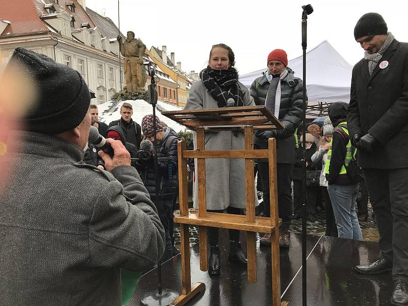 Lidé po 28 letech znovu zacinkali klíči. Nelíbí se jim způsob odvolání starosty