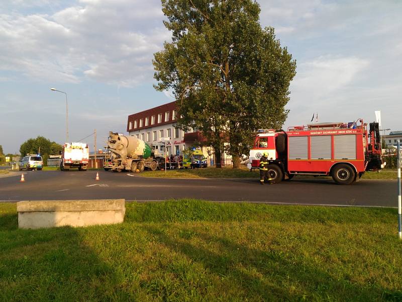 Nehodu nákladního automobilu, takzvaného autodomíchávače, a cyklisty řešili policisté a záchranáři v Dolních Dvorech u Chebu. Na místě přistál i vrtulník letecké záchranné služby. 