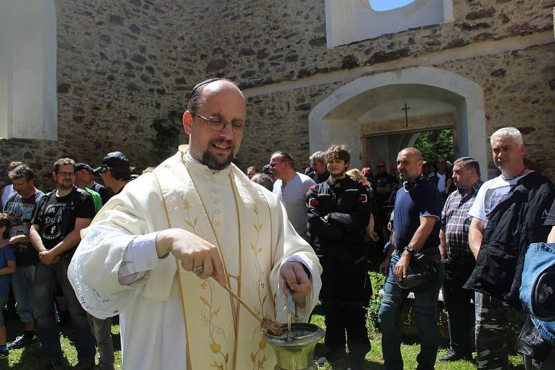 JARNÍ BLOUDĚNÍ S DUCHY. U příležitosti zahájení motorkářské sezony ve Vysoké silným strojům požehnal farář.