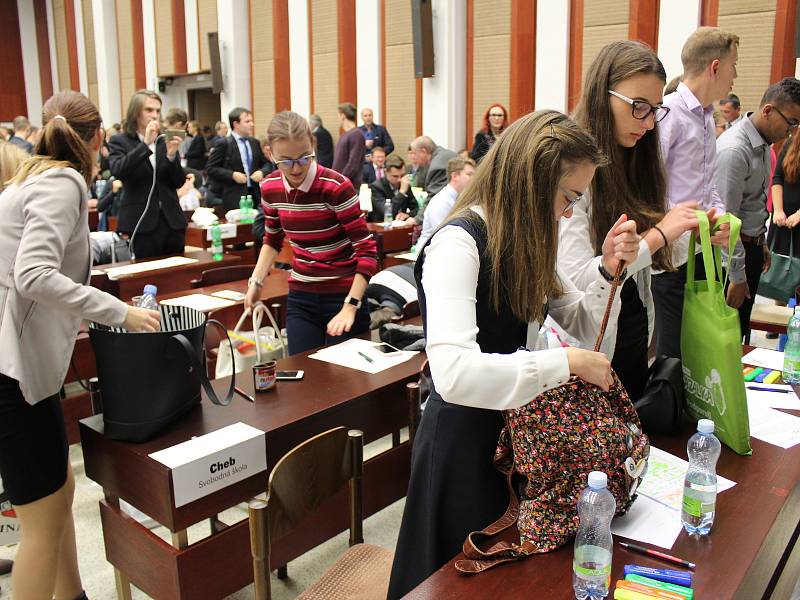 Ticho jako v kostele bylo opět po roce v aule Západočeské univerzity v Chebu. Uskutečnilo se tu totiž další kolo prestižní dějepisné soutěže.