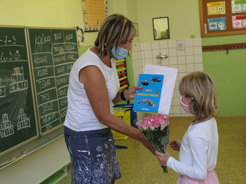 Vysvědčení obdrželi i školáci na 2. základní škole v Chebu.