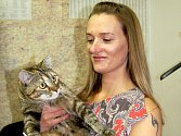 V dalším díle anketní soutěže ´O nejkrásnějšího domácího mazlíčka´, která se i nadále odehrává na webu Chebského deníku, vyhrála kočka Mňouka, která získala 44 % hlasů (z celkových 2766).  Její chovatelka Elena Mottlová z Chebu (na snímku)  ráda pohovořil