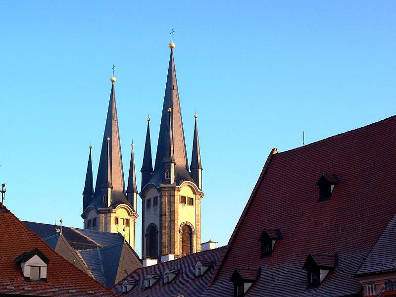 Nové věže chebského kostela svatého Mikuláše v mrazivém únorovém ránu. 