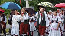 MARIÁNKY PATŘILY FOLKLORU. Mezinárodní folklorní festival Mariánský podzim se tradičně uskutečnil v Mariánských Lázních. Kromě vystoupení na kolonádě nebo v anglikánském kostele měli místní i hosté možnost spatřit krásu lidových krojů při průvodu městem. 