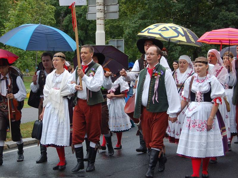 MARIÁNKY PATŘILY FOLKLORU. Mezinárodní folklorní festival Mariánský podzim se tradičně uskutečnil v Mariánských Lázních. Kromě vystoupení na kolonádě nebo v anglikánském kostele měli místní i hosté možnost spatřit krásu lidových krojů při průvodu městem. 