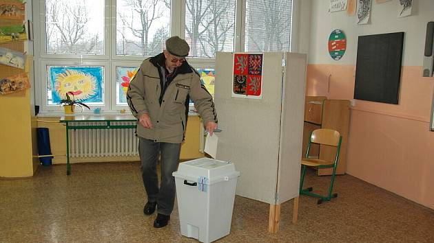 Volby bez problémů se uskutečnily také ve škole na chebském sídlišti Skalka. Tam podle volební komise dorazilo kolem padesáti procent voličů. 