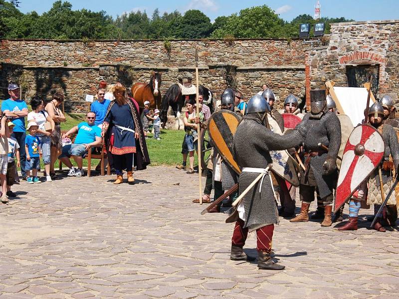 Chebský hrad poprvé oživily středověké slavnosti. 